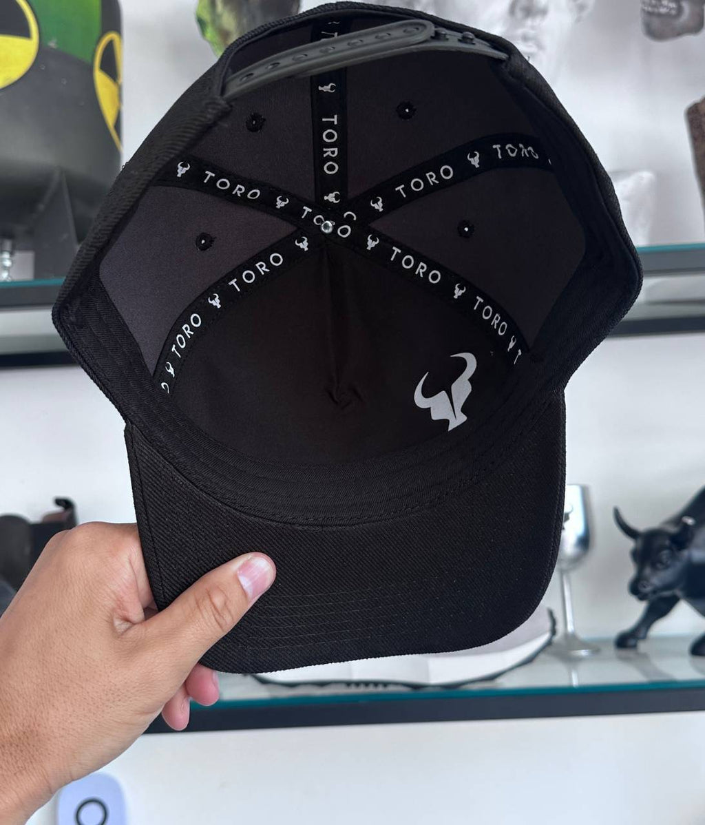 Boné Toro Black And White