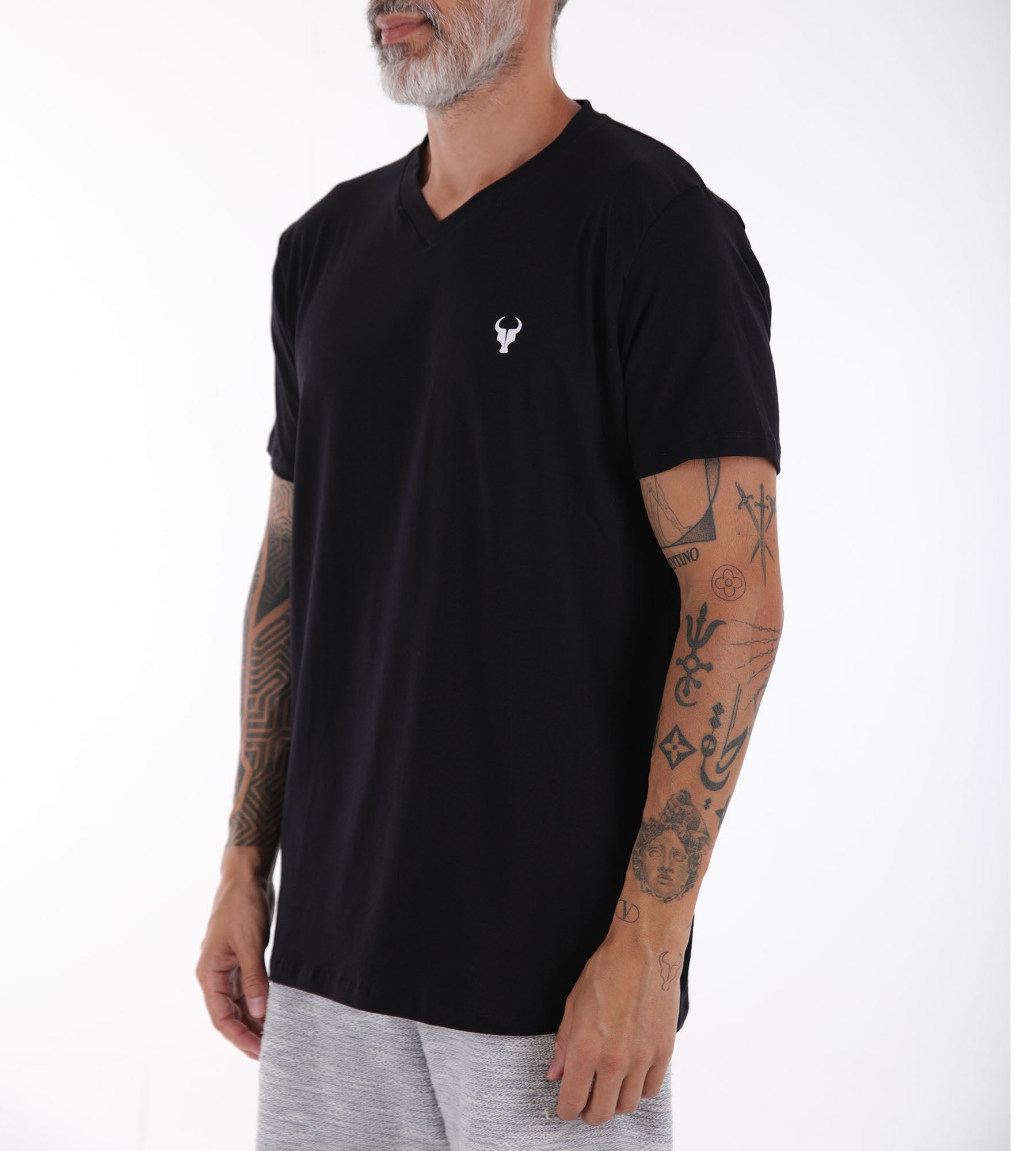 T-shirt Toro Decote "V"   EGíPCIO preta