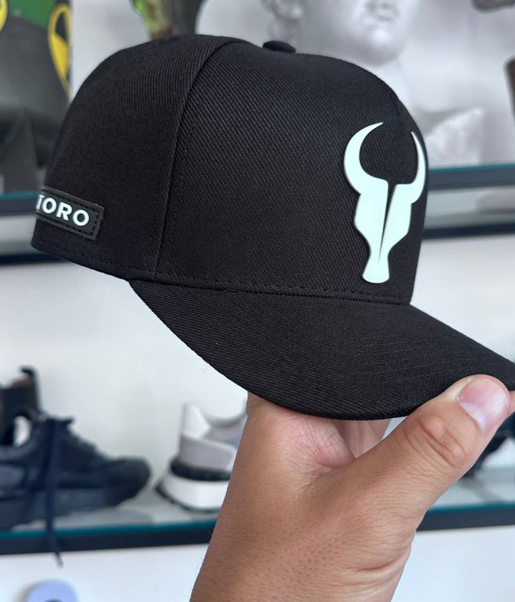 Boné Toro Black And White