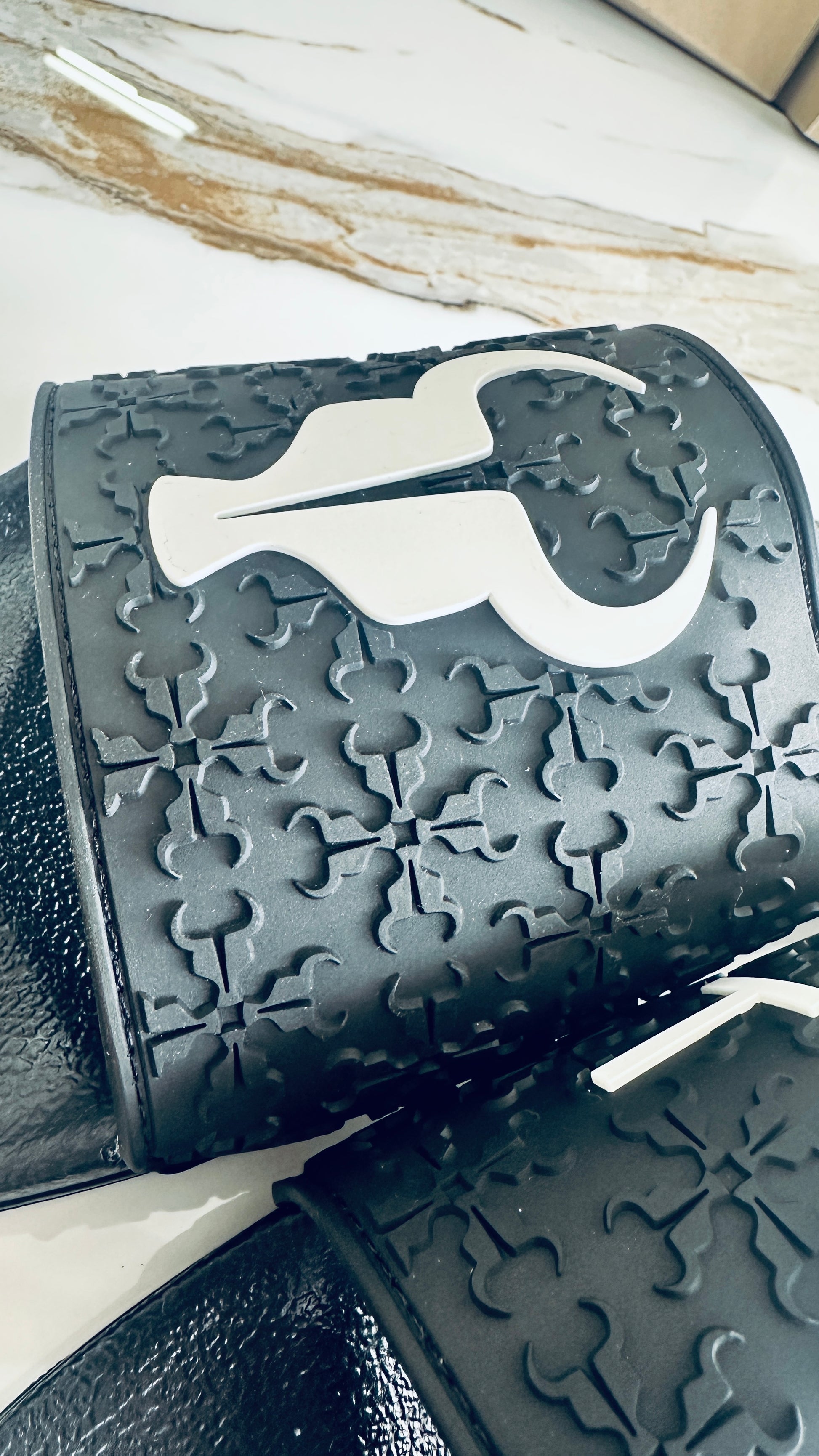 Chinelo slide Toro Monogram Black and White